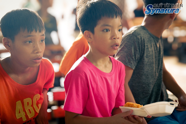 QUỸ TỪ THIỆN SYNATURA  VUI TẾT TRUNG THU CÙNG CÁC EM NHỎ Ở  TRUNG TÂM NHÂN ĐẠO QUÊ HƯƠNG