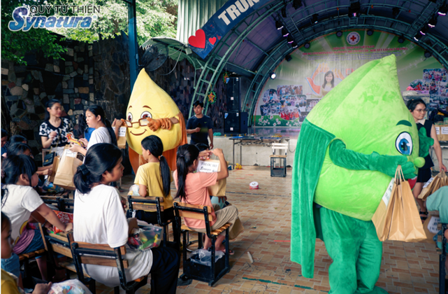 QUỸ TỪ THIỆN SYNATURA  VUI TẾT TRUNG THU CÙNG CÁC EM NHỎ Ở  TRUNG TÂM NHÂN ĐẠO QUÊ HƯƠNG