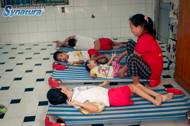 QUỸ TỪ THIỆN SYNATURA  VUI TẾT TRUNG THU CÙNG CÁC EM NHỎ Ở  TRUNG TÂM NHÂN ĐẠO QUÊ HƯƠNG