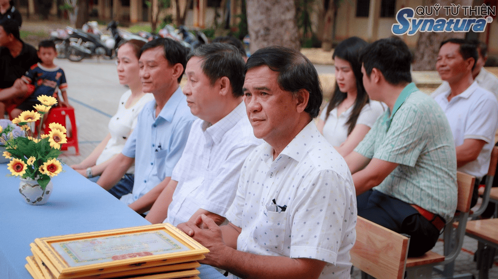 Đoàn Synatura cùng các mạnh thường quân chuẩn bị lên phát quà cho các em