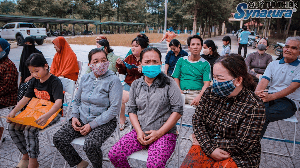 Phụ huynh cùng các em học sinh háo hức chờ đợi