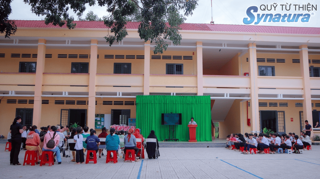 Không khí buổi trao quà tại Trường THCS Thạnh Bắc