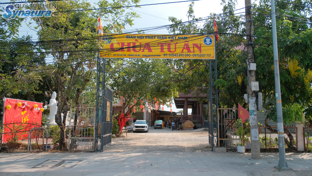 Cổng vào chùa Từ Ân đã được tu sửa