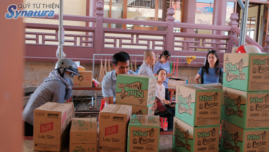 Mỗi chuyến đi, Synatura đều đem đến những vật phẩm cần thiết nhất hỗ trợ phần nào khó khăn cho Chùa