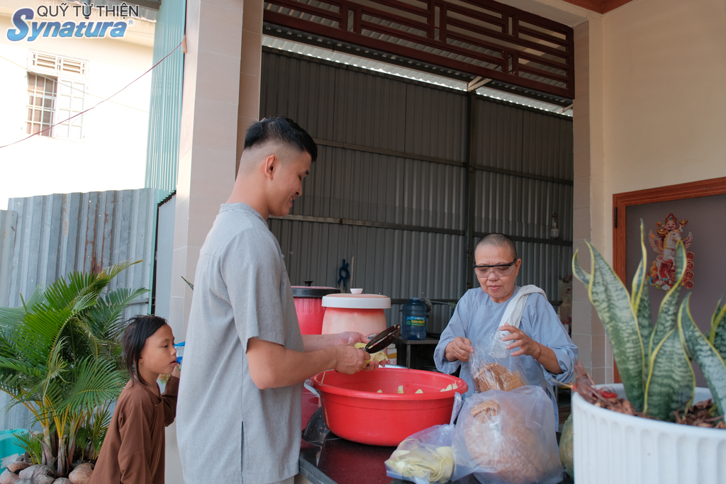 Bữa ăn chiều của các bé được chuẩn bị chu đáo kỹ càng